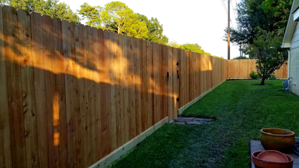 Idee per un grande privacy in giardino nel cortile laterale con recinzione in legno