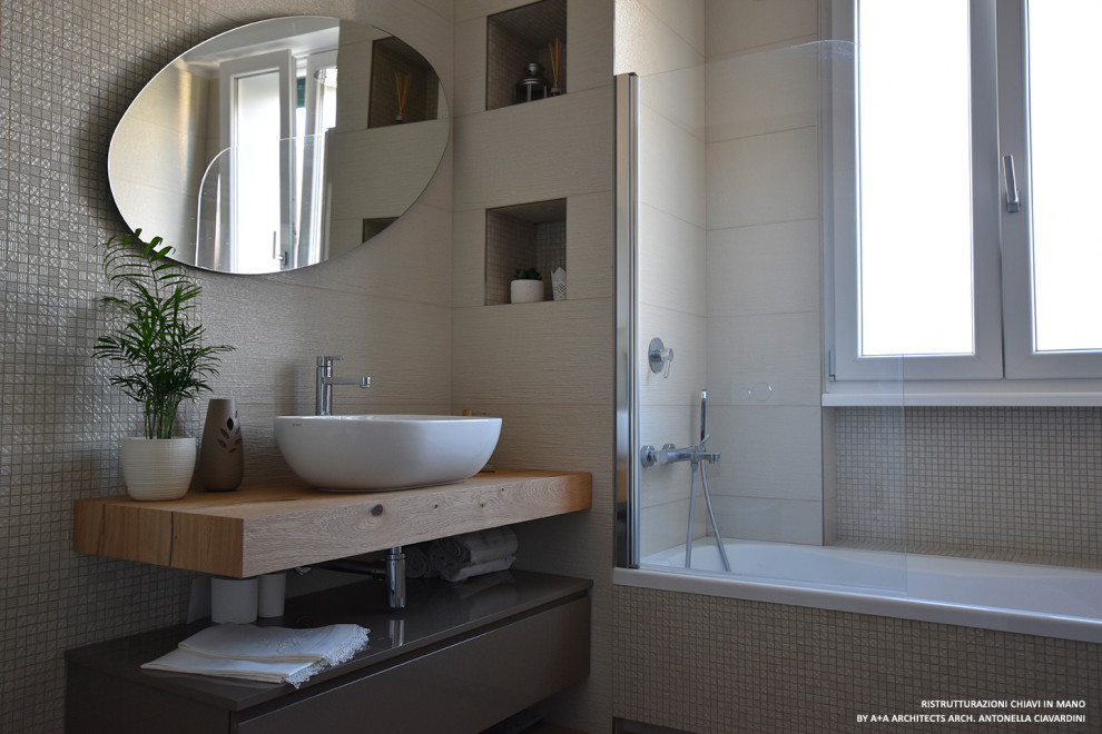 Inredning av ett modernt stort en-suite badrum, med öppna hyllor, skåp i ljust trä, ett platsbyggt badkar, en dusch/badkar-kombination, en vägghängd toalettstol, vit kakel, porslinskakel, vita väggar, ett fristående handfat, träbänkskiva och dusch med gångjärnsdörr