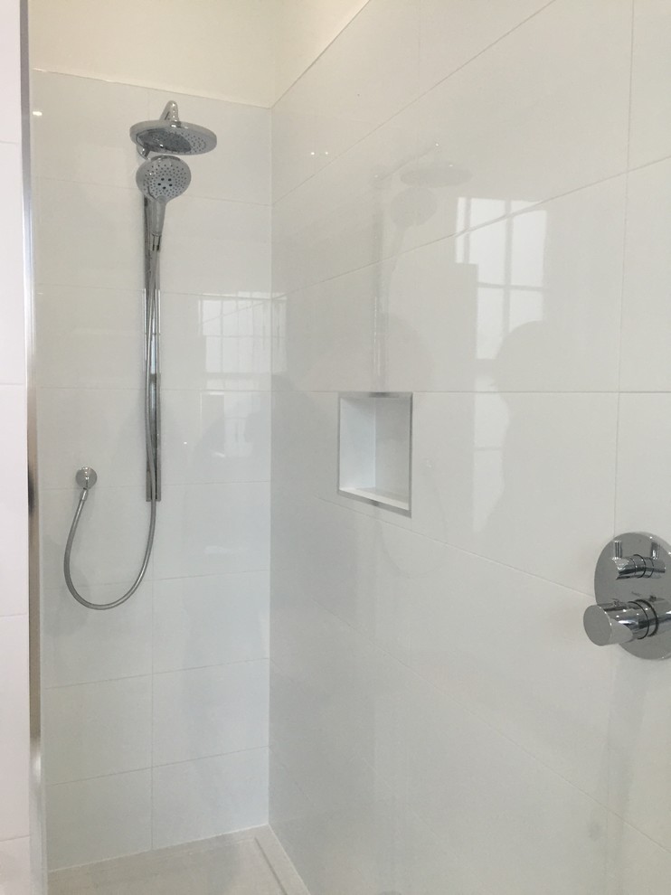 Modernes Badezimmer En Suite mit offener Dusche, Wandtoilette, weißen Fliesen und Porzellanfliesen in Essex