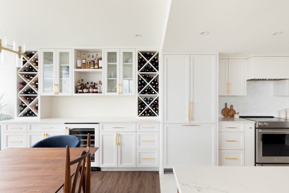 Zweizeilige, Mittelgroße Retro Wohnküche mit Landhausspüle, Schrankfronten im Shaker-Stil, Küchenrückwand in Weiß, Küchengeräten aus Edelstahl, dunklem Holzboden, Kücheninsel, braunem Boden und weißer Arbeitsplatte in Vancouver