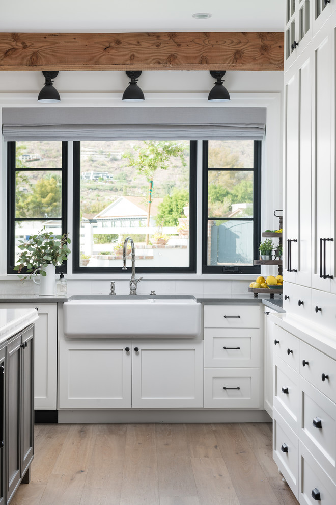 Kitchen - transitional kitchen idea in Phoenix