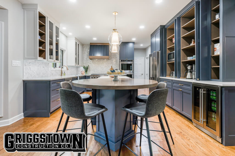 Idee per una sala da pranzo aperta verso la cucina minimalista di medie dimensioni con pareti bianche, pavimento in legno massello medio e pavimento marrone