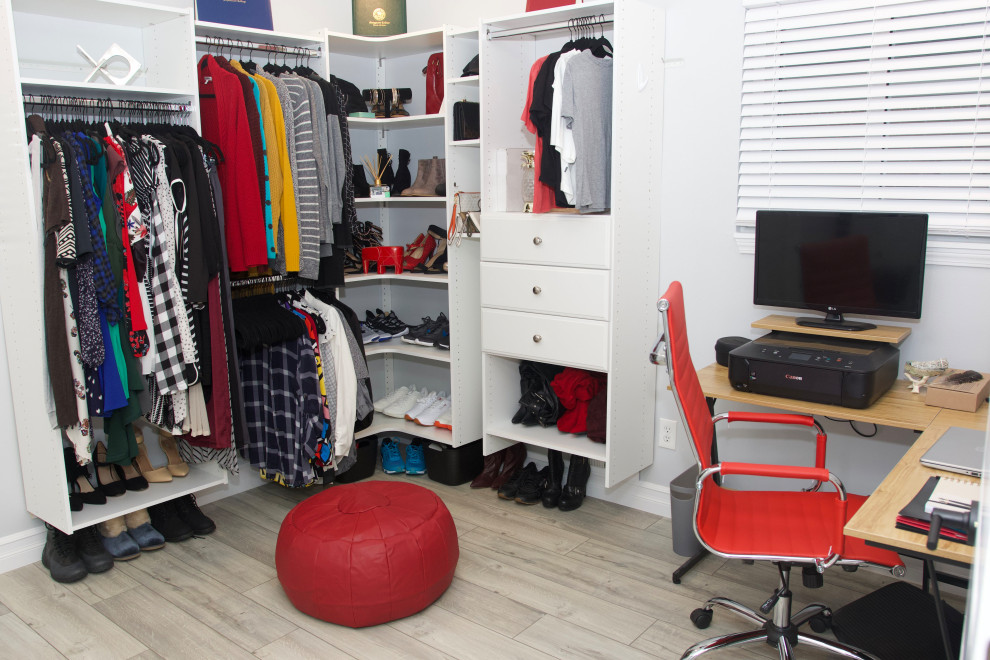 Mid-sized midcentury gender-neutral storage and wardrobe in Detroit with vinyl floors and beige floor.