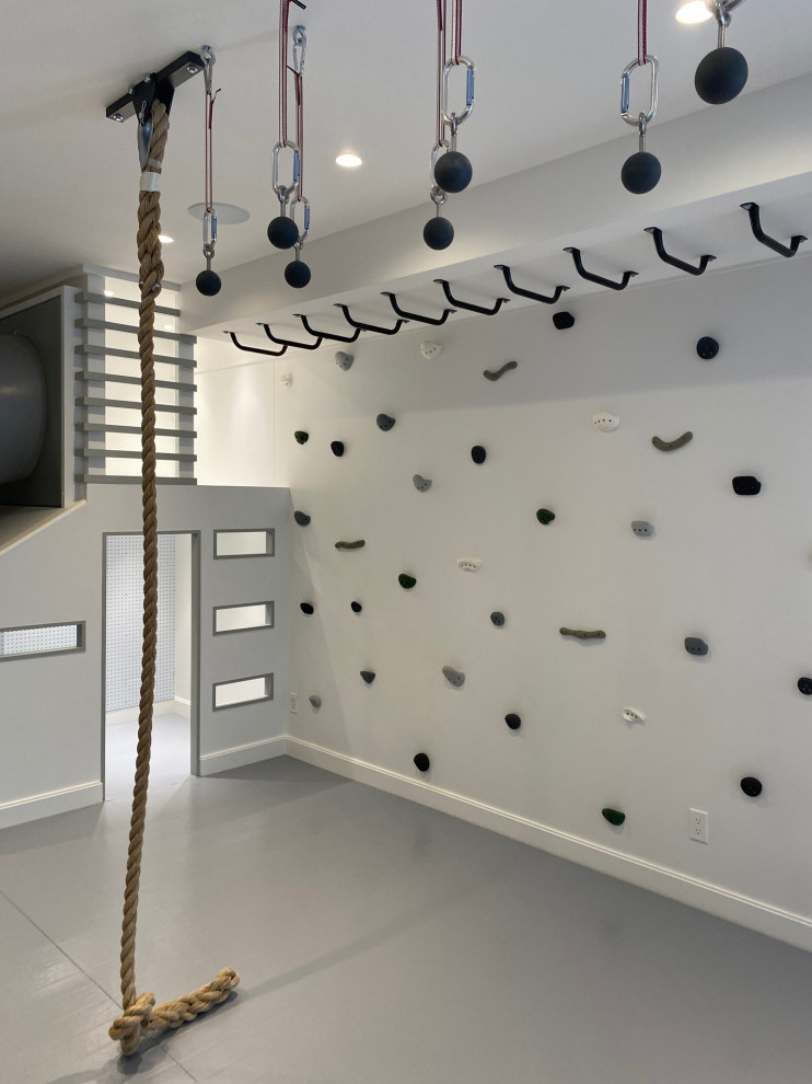 Exempel på ett mellanstort lantligt könsneutralt barnrum kombinerat med lekrum och för 4-10-åringar, med vita väggar, ljust trägolv och grått golv