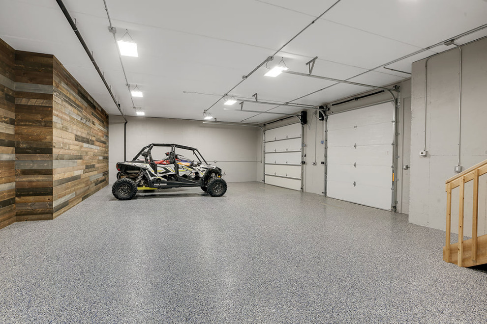 Свежая идея для дизайна: пристроенный гараж в стиле неоклассика (современная классика) - отличное фото интерьера