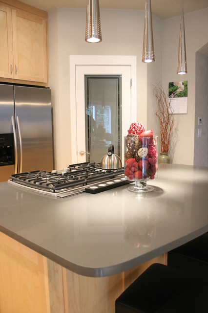 Modern Kitchen With Cooking Island And Walk In Pantry Kitchen