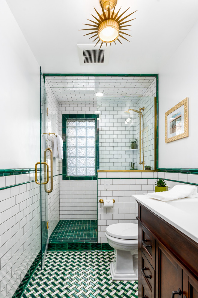 Exemple d'une très grande salle de bain avec un sol en carrelage de terre cuite, un sol vert, une cabine de douche à porte battante et meuble-lavabo sur pied.