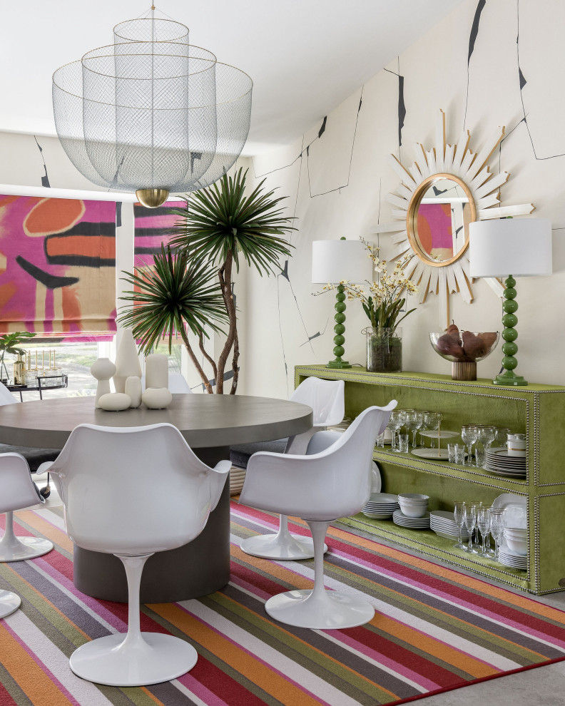 Ispirazione per una sala da pranzo minimalista di medie dimensioni con pavimento in gres porcellanato, pavimento grigio e carta da parati