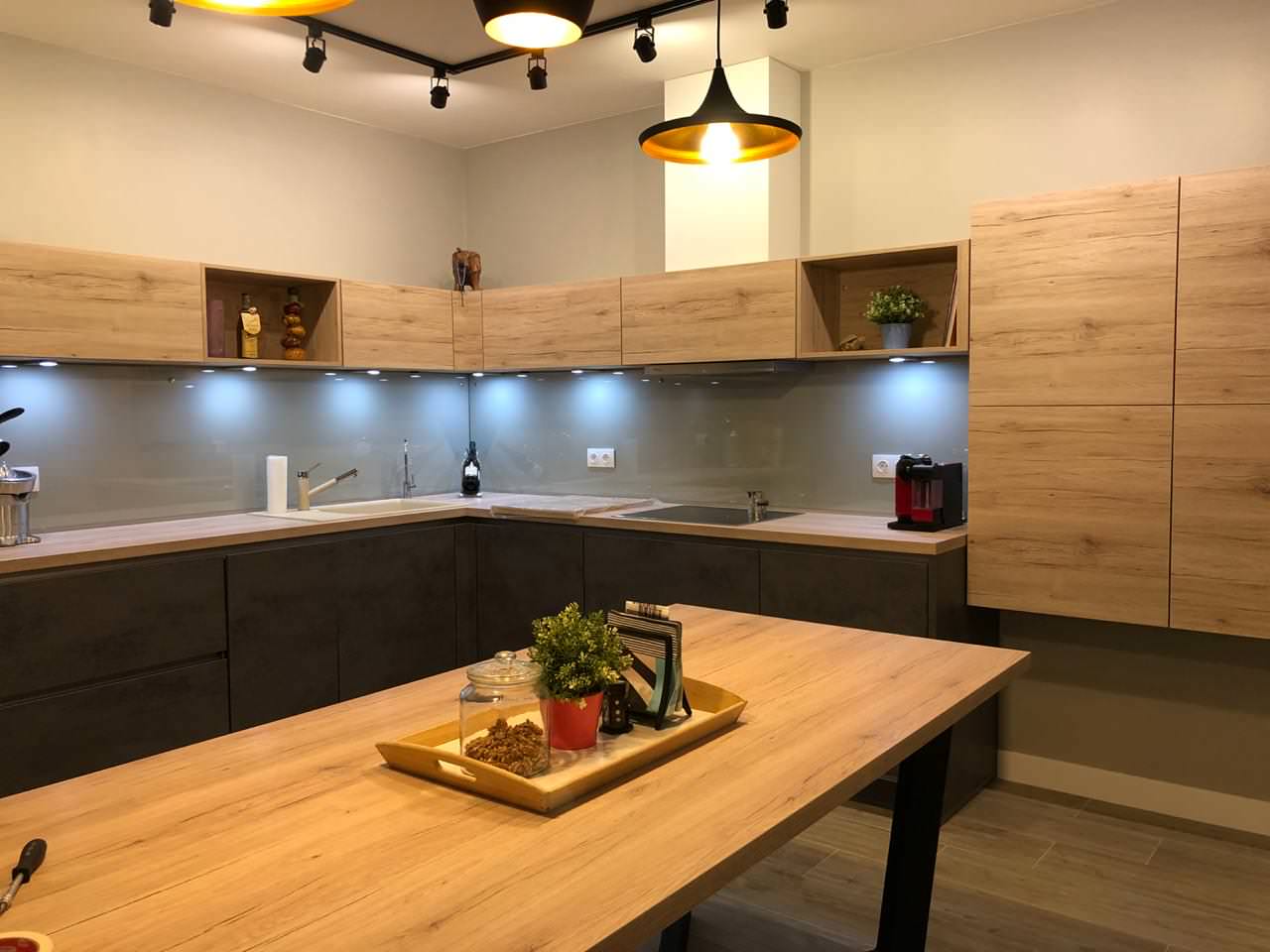 Кухня для семейной пары с двумя детьми.