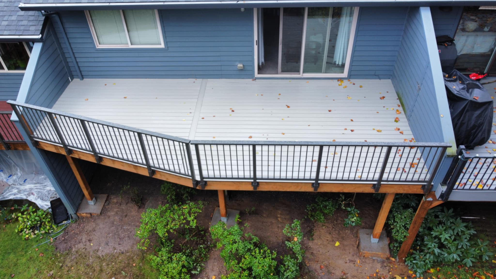 Trex Foggy Wharf with bronze aluminum railing