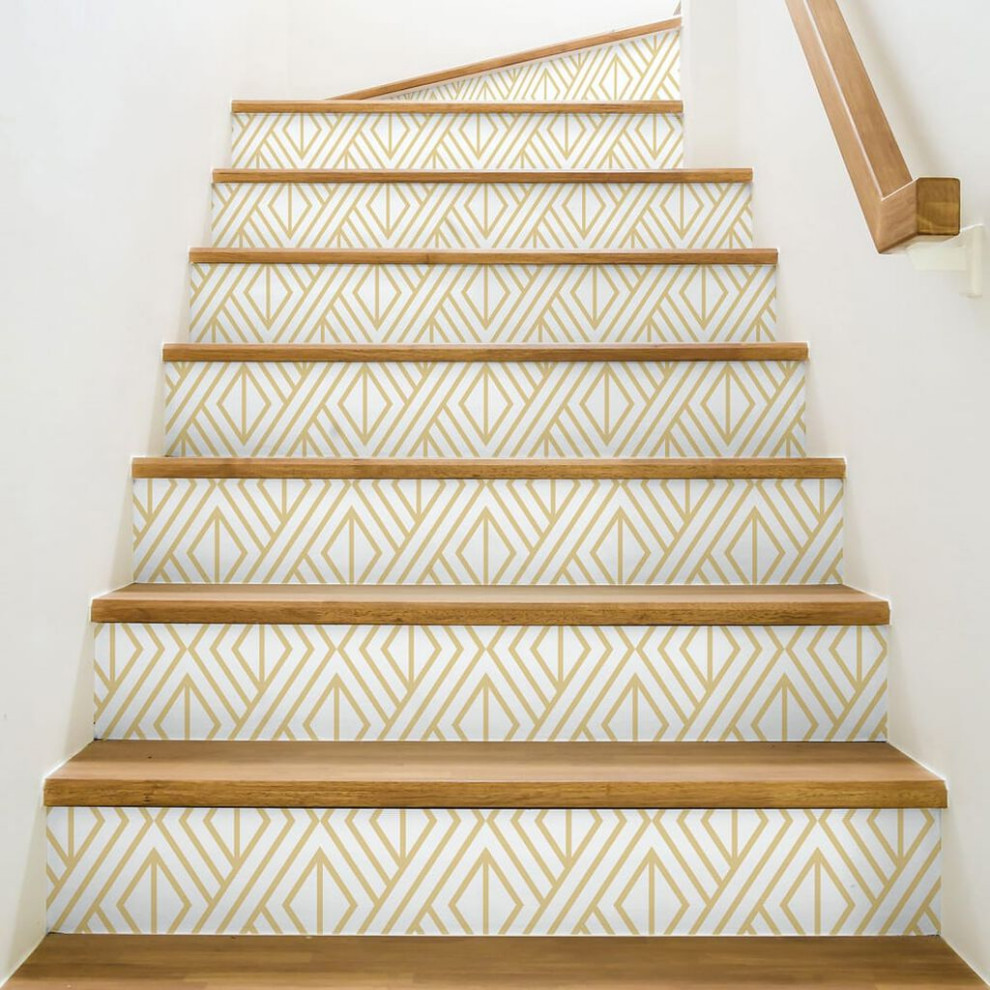 На фото: лестница в современном стиле с деревянными перилами и обоями на стенах с