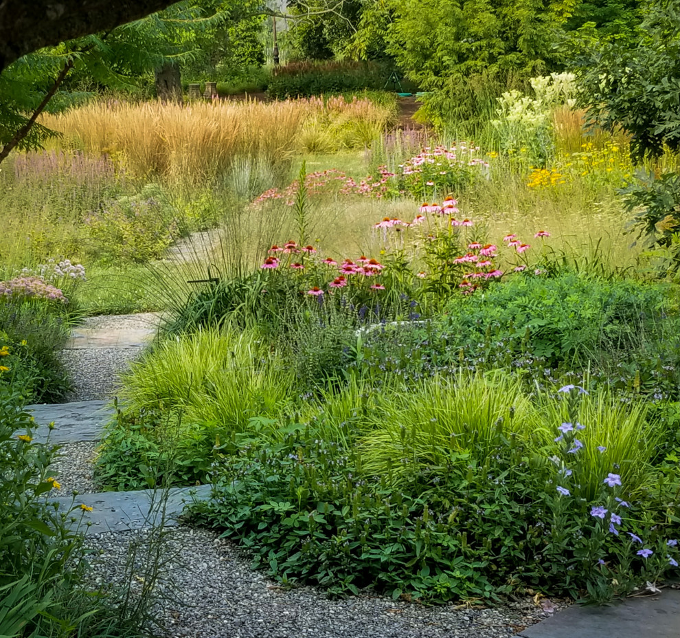 Geräumiger Country Kiesgarten im Sommer, hinter dem Haus mit Blumenbeet und direkter Sonneneinstrahlung in Philadelphia