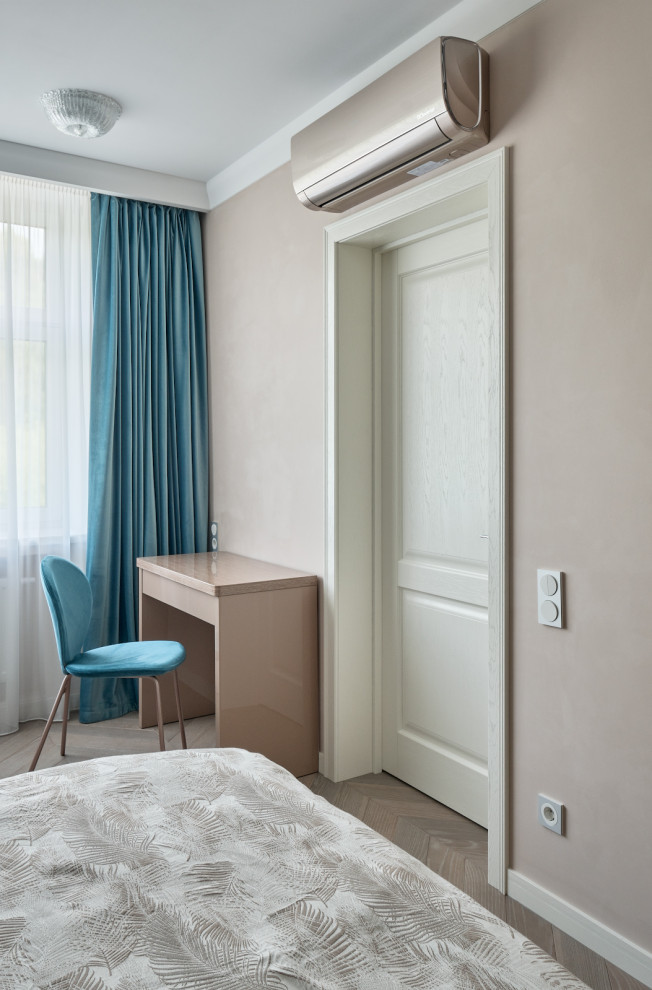 Белые дубовые двери в неоклассическом интерьере