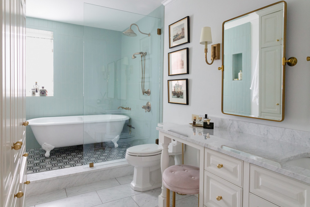 Exempel på ett mellanstort vit vitt badrum med dusch, med vita skåp, ett badkar med tassar, en dusch/badkar-kombination, grön kakel, keramikplattor, cementgolv, marmorbänkskiva och vitt golv