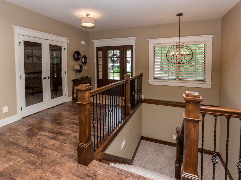 Transitional entryway photo in Cedar Rapids