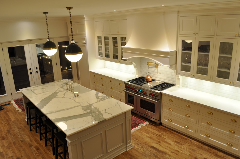 Transitional kitchen photo in Toronto