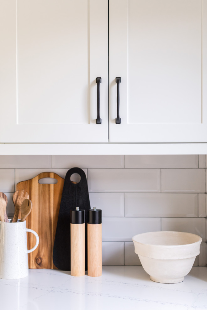 Transitional kitchen photo in Toronto