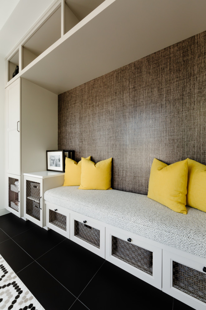 Example of a transitional entryway design in Tampa