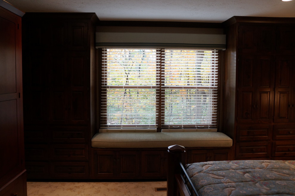 На фото: хозяйская спальня среднего размера в стиле кантри с бежевыми стенами и ковровым покрытием