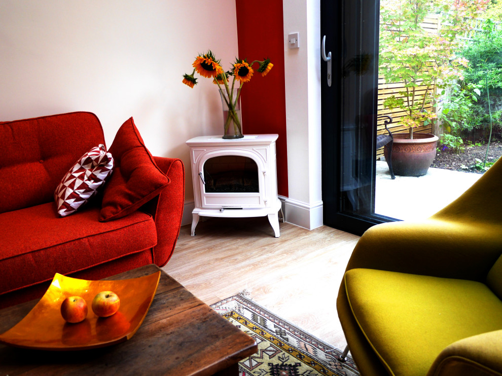 Kleines, Repräsentatives, Offenes Klassisches Wohnzimmer mit weißer Wandfarbe, Laminat und beigem Boden in London
