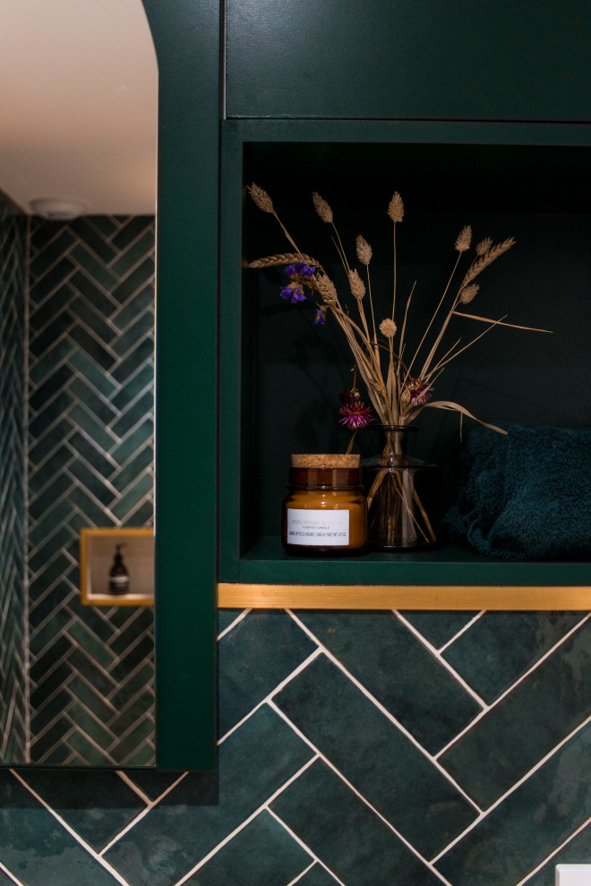 Inspiration pour une salle de bain principale vintage avec une douche ouverte, WC suspendus, un carrelage vert, un mur vert, une grande vasque, un plan de toilette vert, meuble simple vasque et meuble-lavabo sur pied.