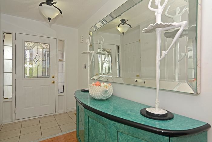 Entryway - transitional entryway idea in Toronto