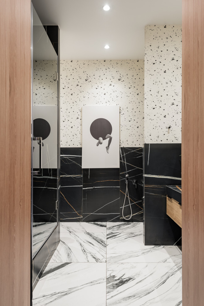 Inspiration för ett mellanstort funkis svart svart badrum med dusch, med släta luckor, en dusch i en alkov, en vägghängd toalettstol, svart kakel, porslinskakel, klinkergolv i porslin, ett nedsänkt handfat, kaklad bänkskiva, vitt golv och dusch med gångjärnsdörr