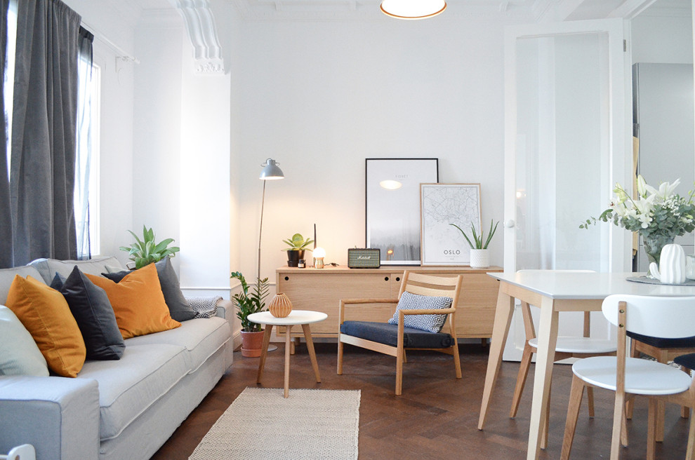 Foto på ett litet minimalistiskt vardagsrum, med ett finrum, vita väggar, mörkt trägolv och brunt golv