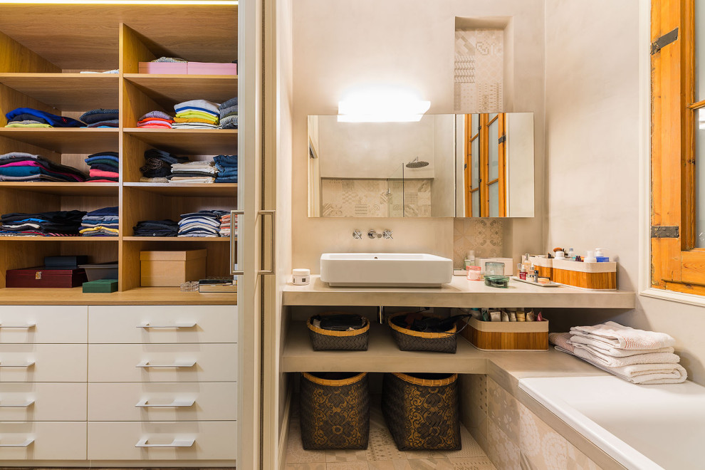 Foto på ett mellanstort vintage grå en-suite badrum, med vita skåp, ett platsbyggt badkar, en vägghängd toalettstol, rosa kakel, keramikplattor, grå väggar, klinkergolv i keramik, ett fristående handfat och rosa golv