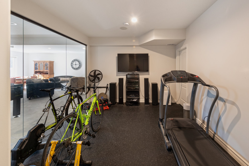 Multifunktionaler, Mittelgroßer Landhausstil Fitnessraum mit weißer Wandfarbe und schwarzem Boden in Edmonton