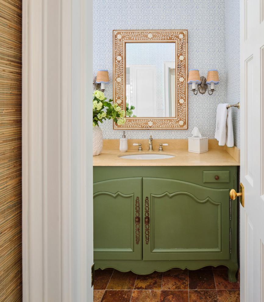 Diseño de cuarto de baño único y a medida tradicional con puertas de armario verdes, paredes azules, encimeras beige y papel pintado