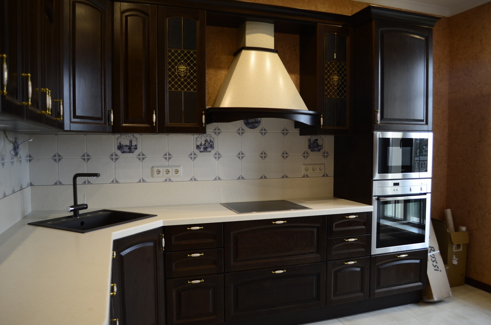 Inspiration for a mid-sized traditional l-shaped eat-in kitchen in Moscow with a single-bowl sink, brown cabinets, quartz benchtops, beige splashback, porcelain floors, no island and beige floor.