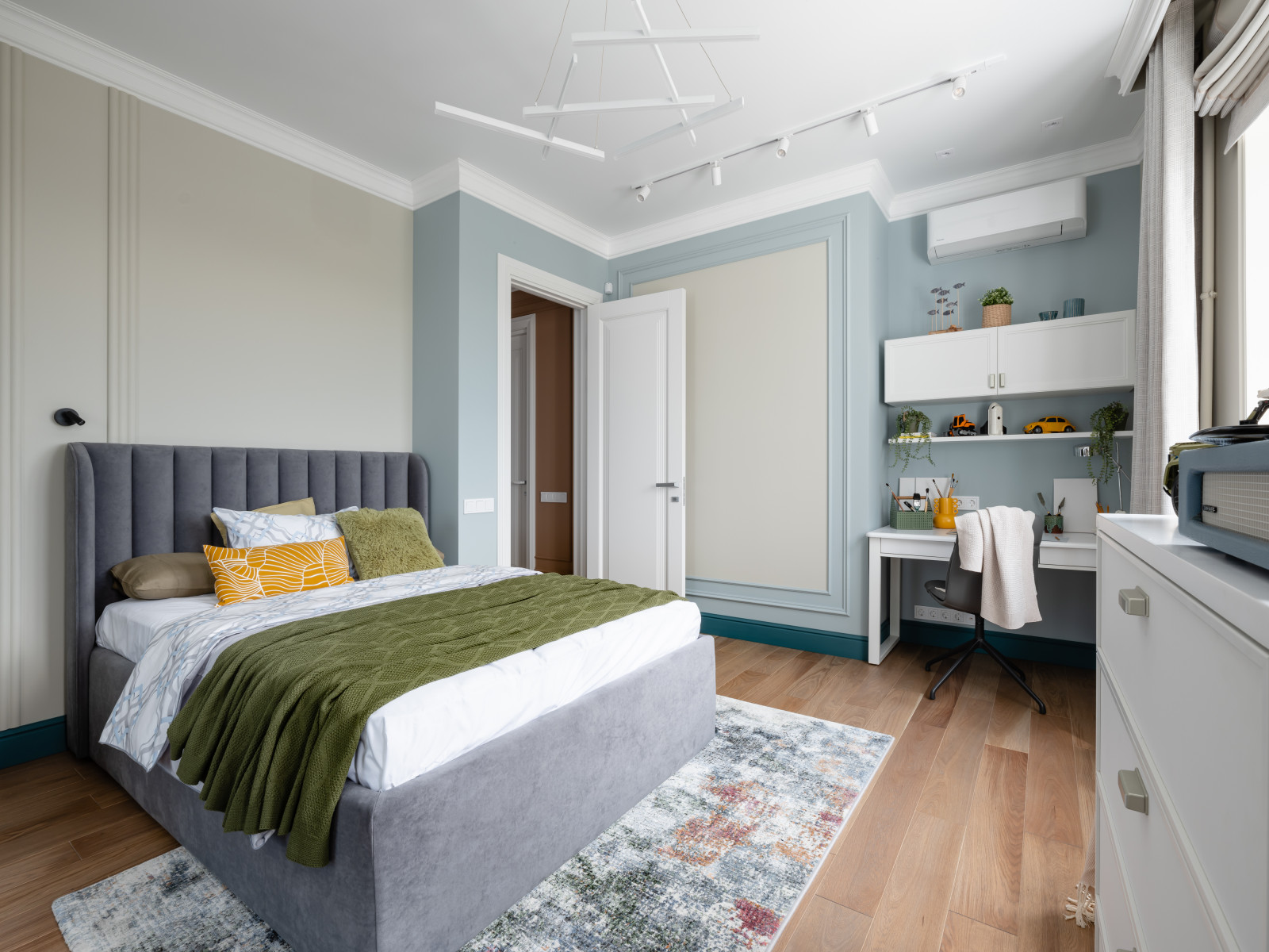 Реализация квартиры в стиле современная классика для семейной пары с ребенком