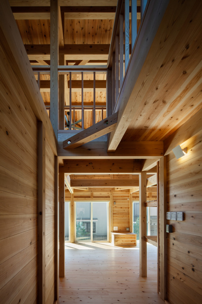 東京23区にあるおしゃれな玄関ホール (淡色無垢フローリング、板張り天井、板張り壁) の写真