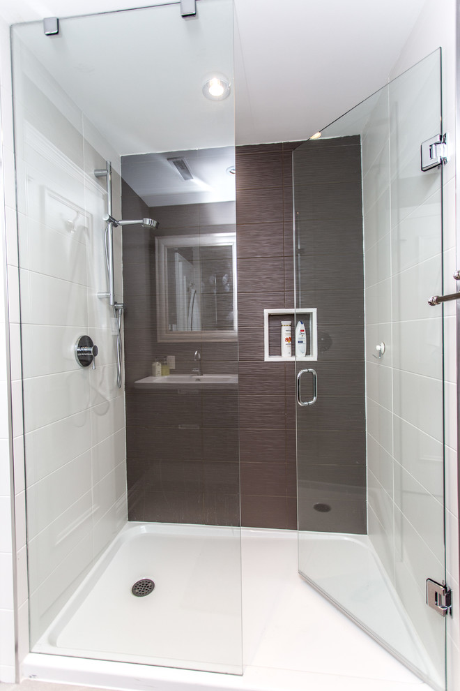 Idée de décoration pour une salle de bain minimaliste avec WC séparés et un carrelage marron.