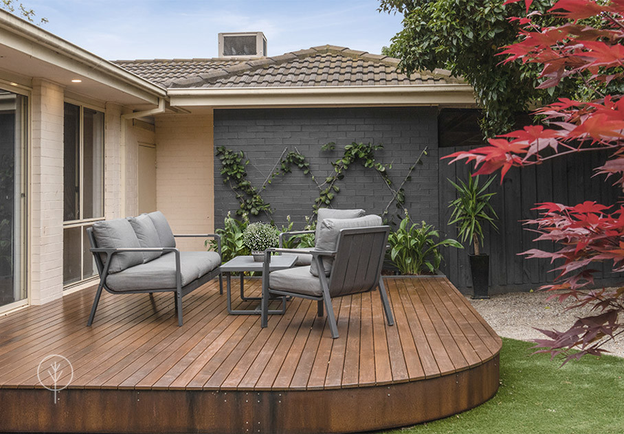Idee per un grande giardino xeriscape contemporaneo esposto in pieno sole dietro casa in primavera con pedane e recinzione in legno