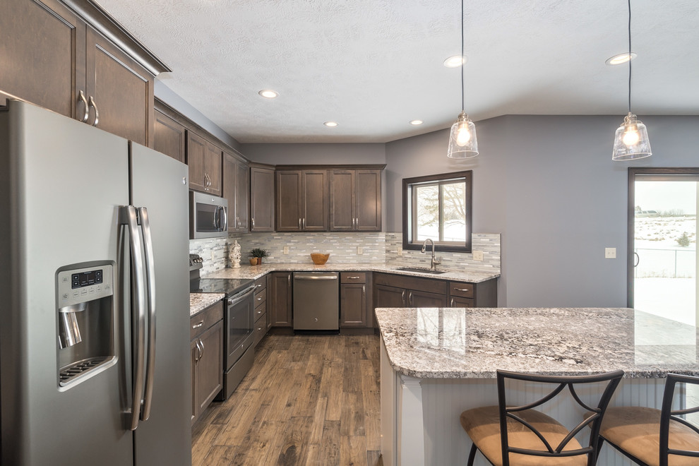 Kitchen - transitional kitchen idea
