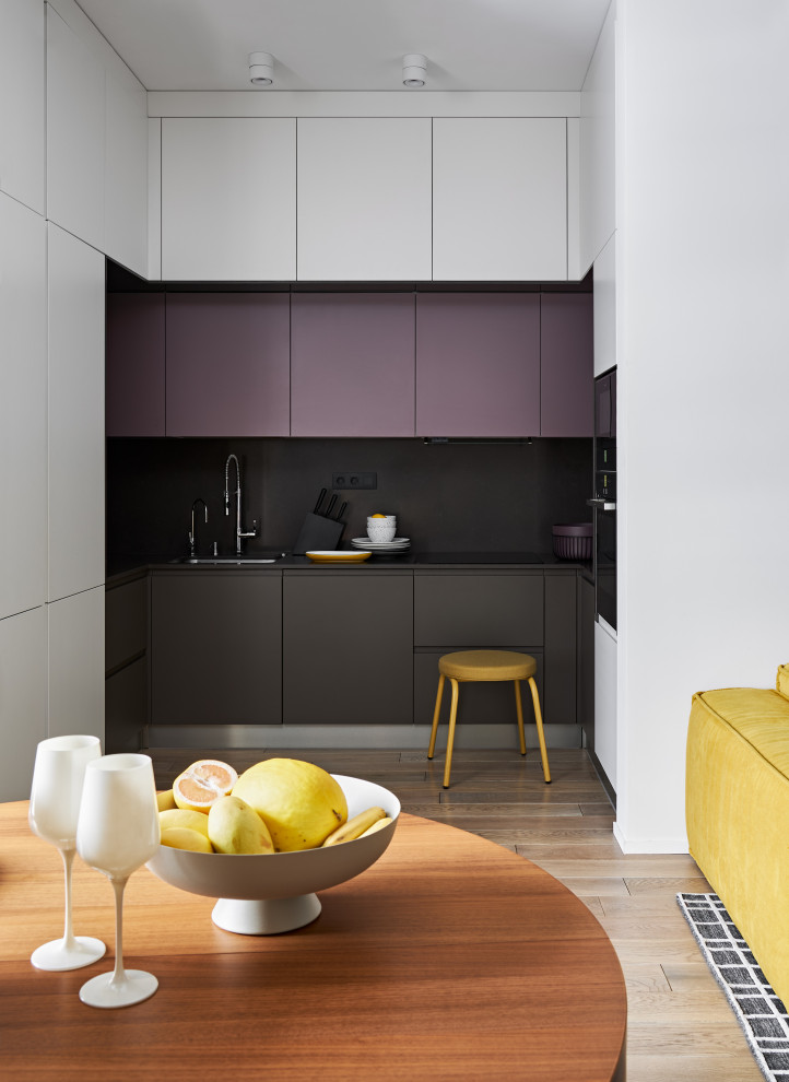 Яркая квартира с желтым диваном и голубой стеной в спальне