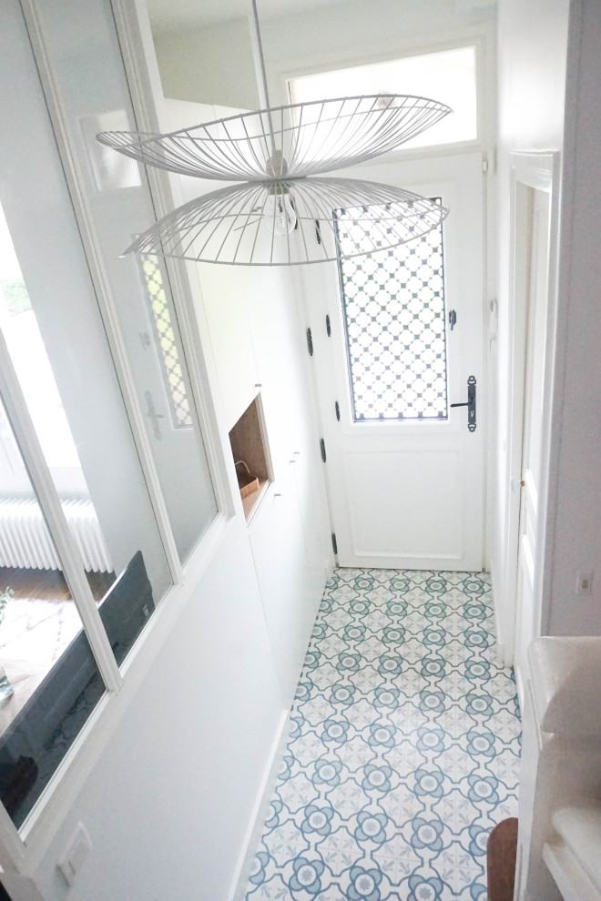 Immagine di un corridoio contemporaneo di medie dimensioni con pareti bianche, pavimento con piastrelle in ceramica, una porta singola, una porta bianca e pavimento blu