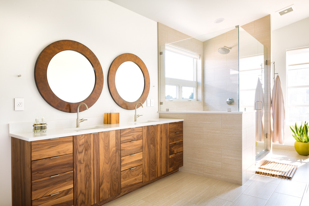 Réalisation d'une salle de bain principale design en bois foncé de taille moyenne avec un lavabo encastré, un placard à porte plane, un carrelage beige, des carreaux de porcelaine, un mur blanc, un sol en carrelage de porcelaine et une douche d'angle.