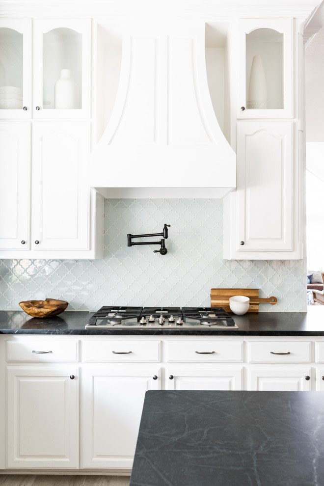Example of a classic kitchen design in Dallas