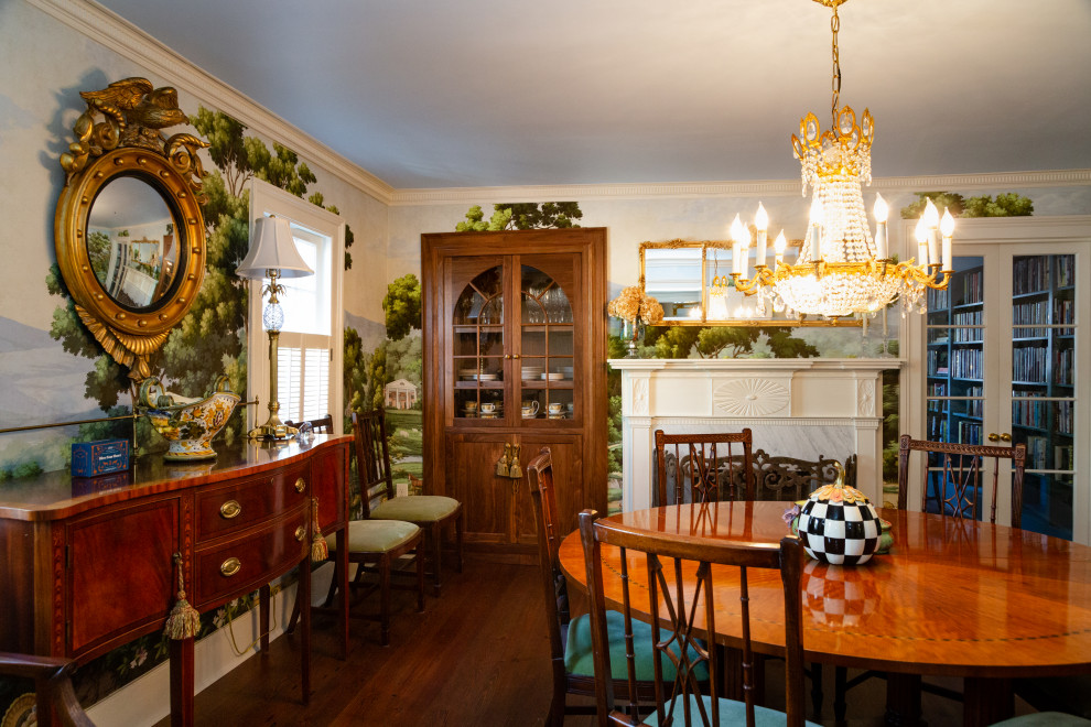 Geschlossenes, Mittelgroßes Klassisches Esszimmer mit bunten Wänden, dunklem Holzboden, Kamin, Kaminumrandung aus Stein, braunem Boden und Tapetenwänden in Charleston