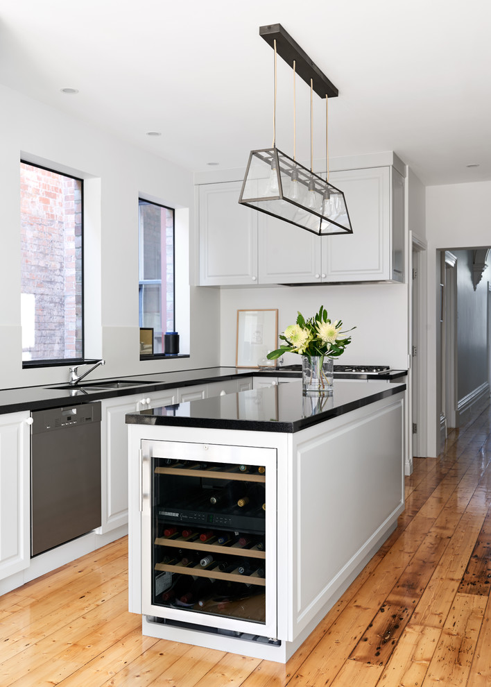 Transitional kitchen in Melbourne.