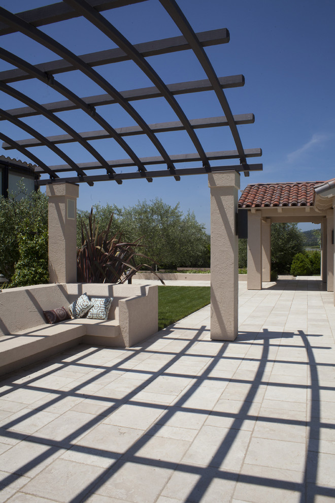 Inspiration pour une terrasse méditerranéenne avec une pergola.