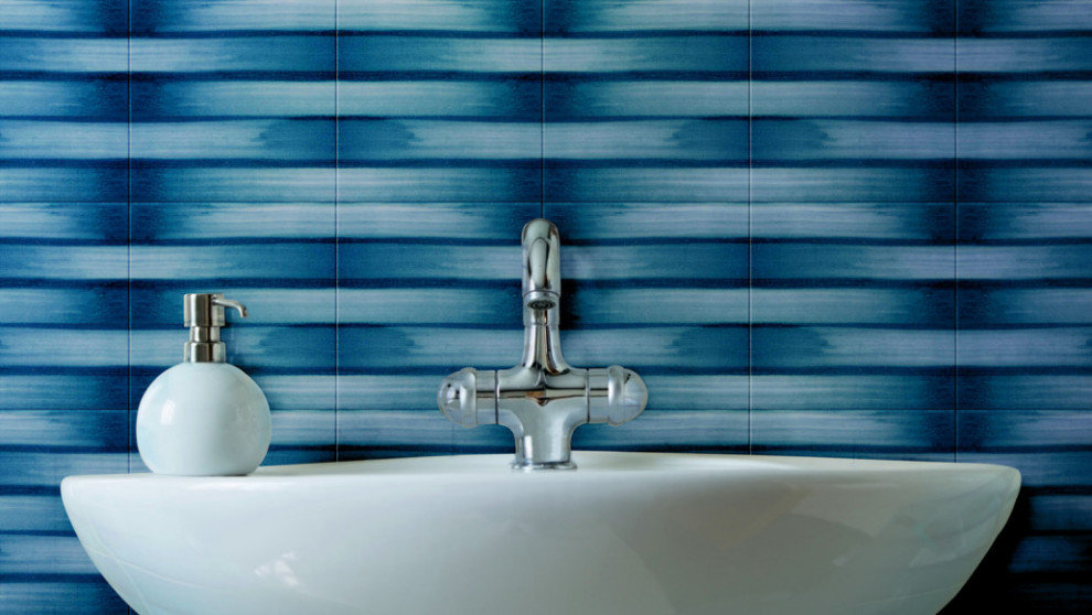 На фото: туалет с любым типом туалета в современном стиле с синей плиткой и керамической плиткой