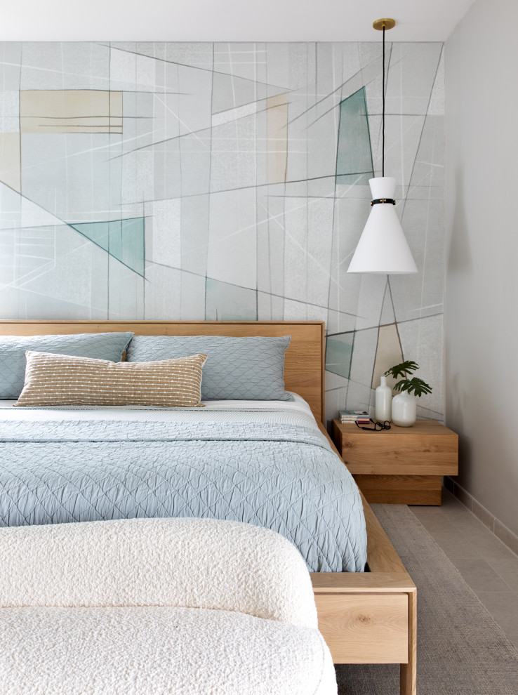 Immagine di una camera da letto minimal con pareti multicolore, pavimento grigio e carta da parati