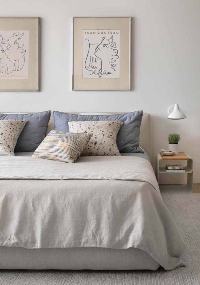 Modelo de habitación de invitados minimalista de tamaño medio sin chimenea con paredes blancas, suelo de madera clara y suelo beige