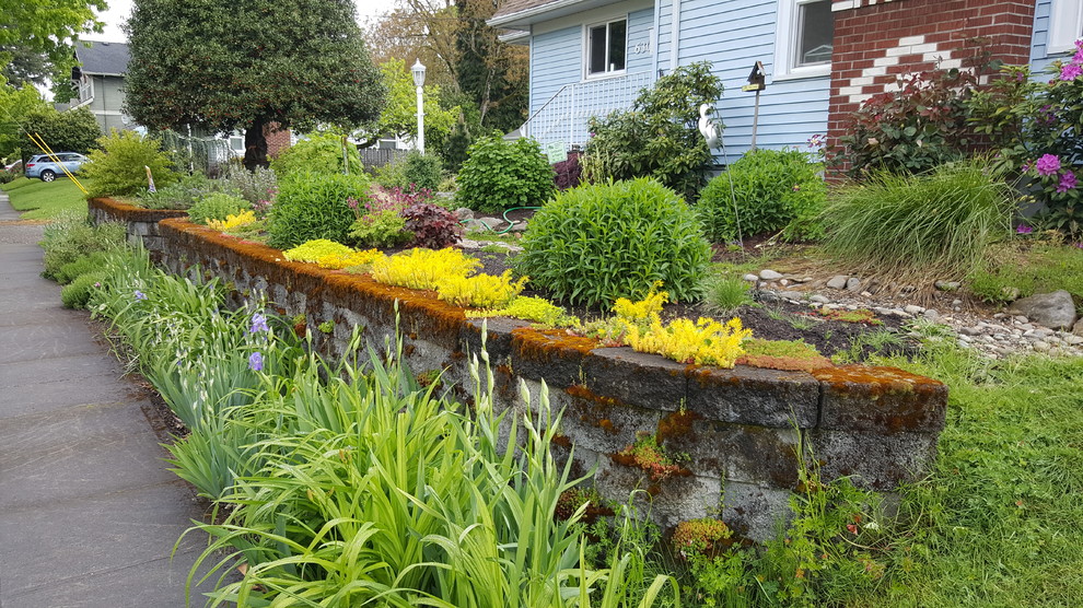 Photo of an arts and crafts garden in Portland.