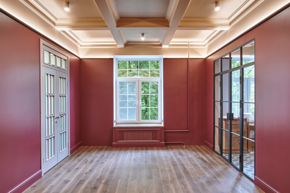 Свежая идея для дизайна: кабинет в стиле неоклассика (современная классика) с красными стенами - отличное фото интерьера