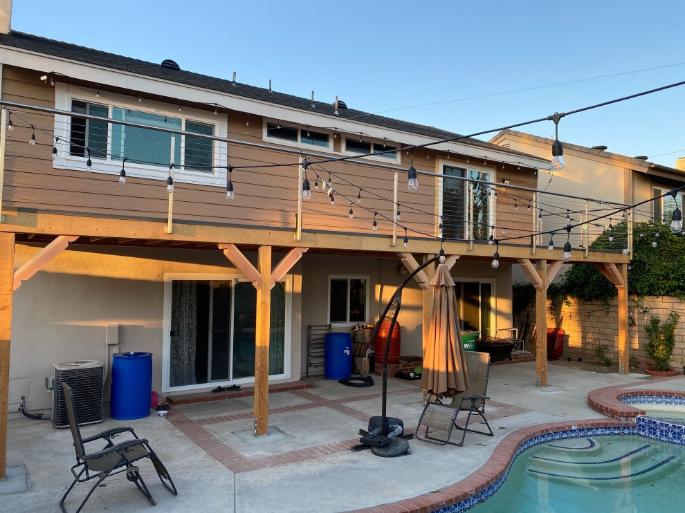 Photo of a mid-sized modern backyard deck in Orange County.